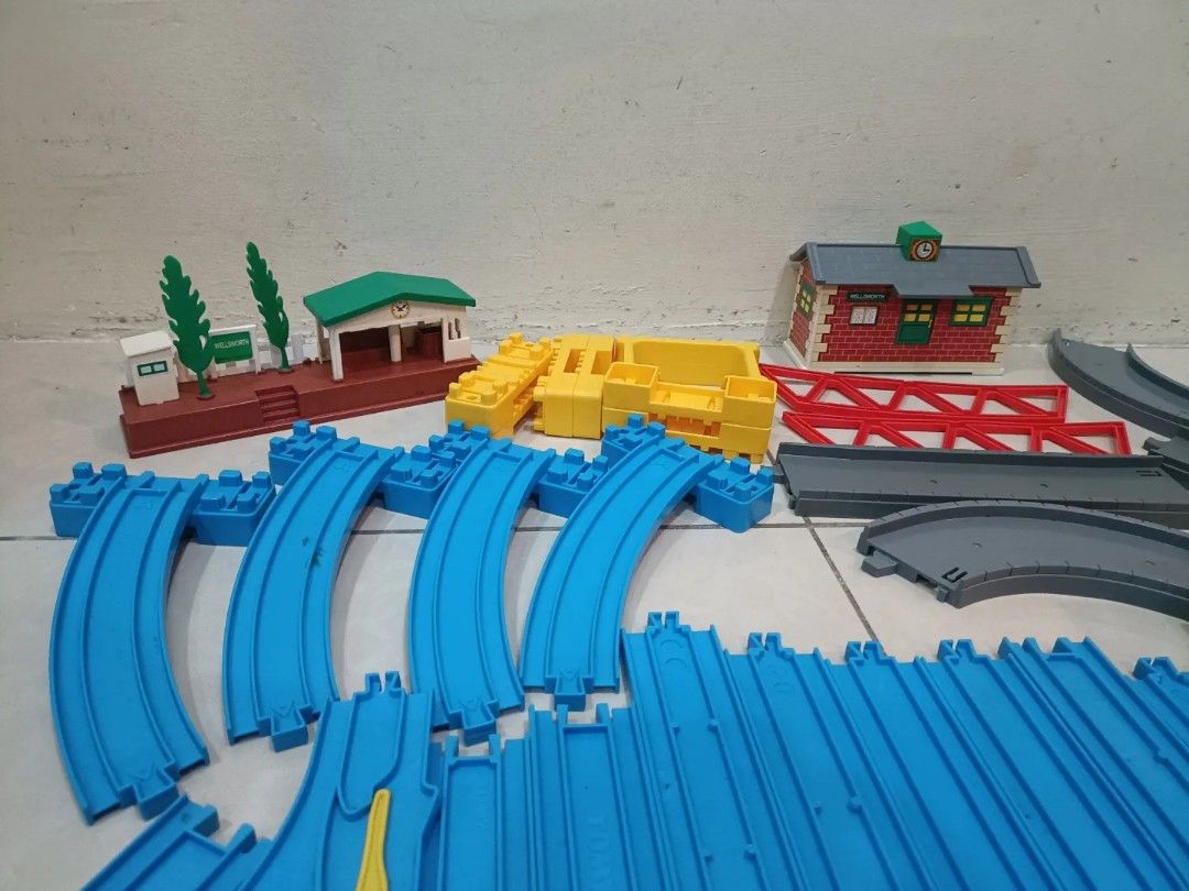 tomy thomas adventure set