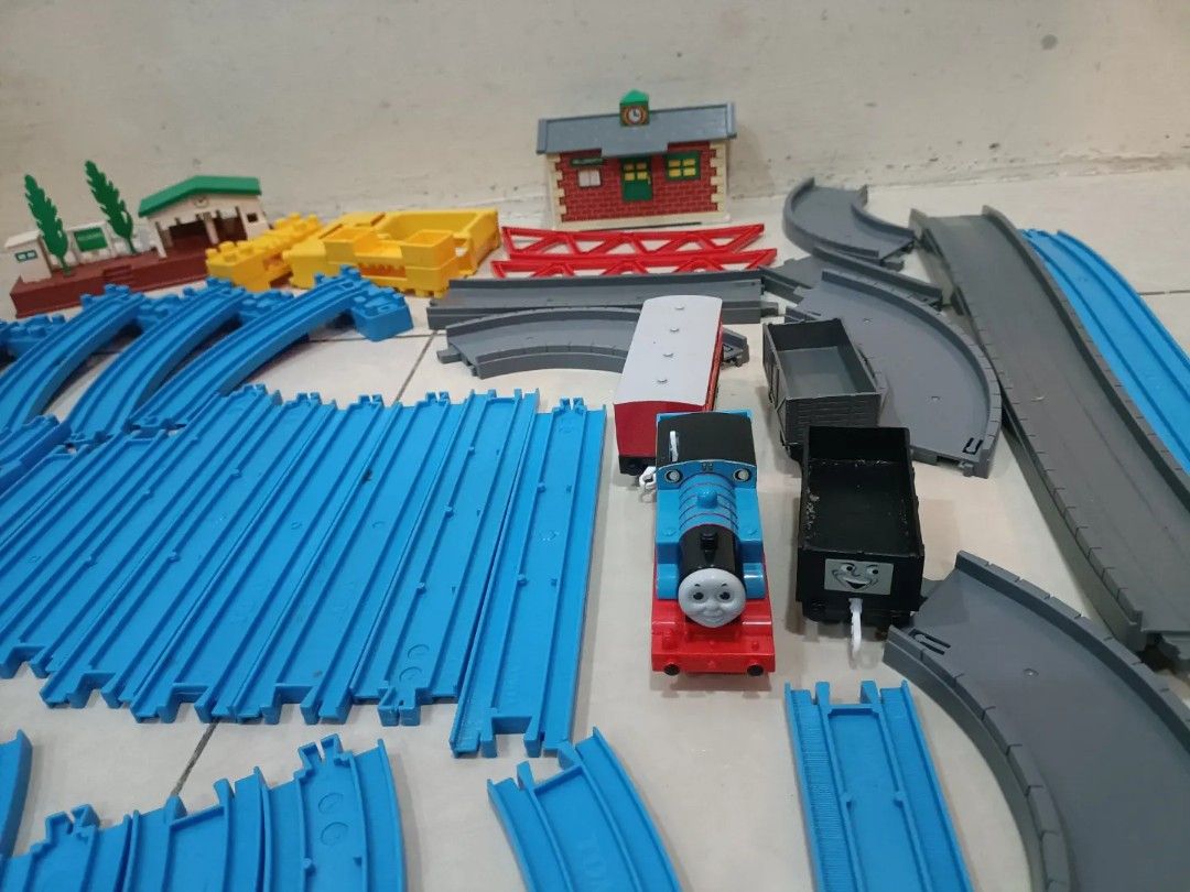 tomy thomas adventure set