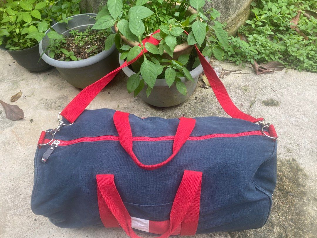 VINTAGE TOMMY HILFIGER BIG LOGO TRAVEL BAG Men s Fashion Bags