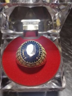 18k gold ring with black sapphire stones