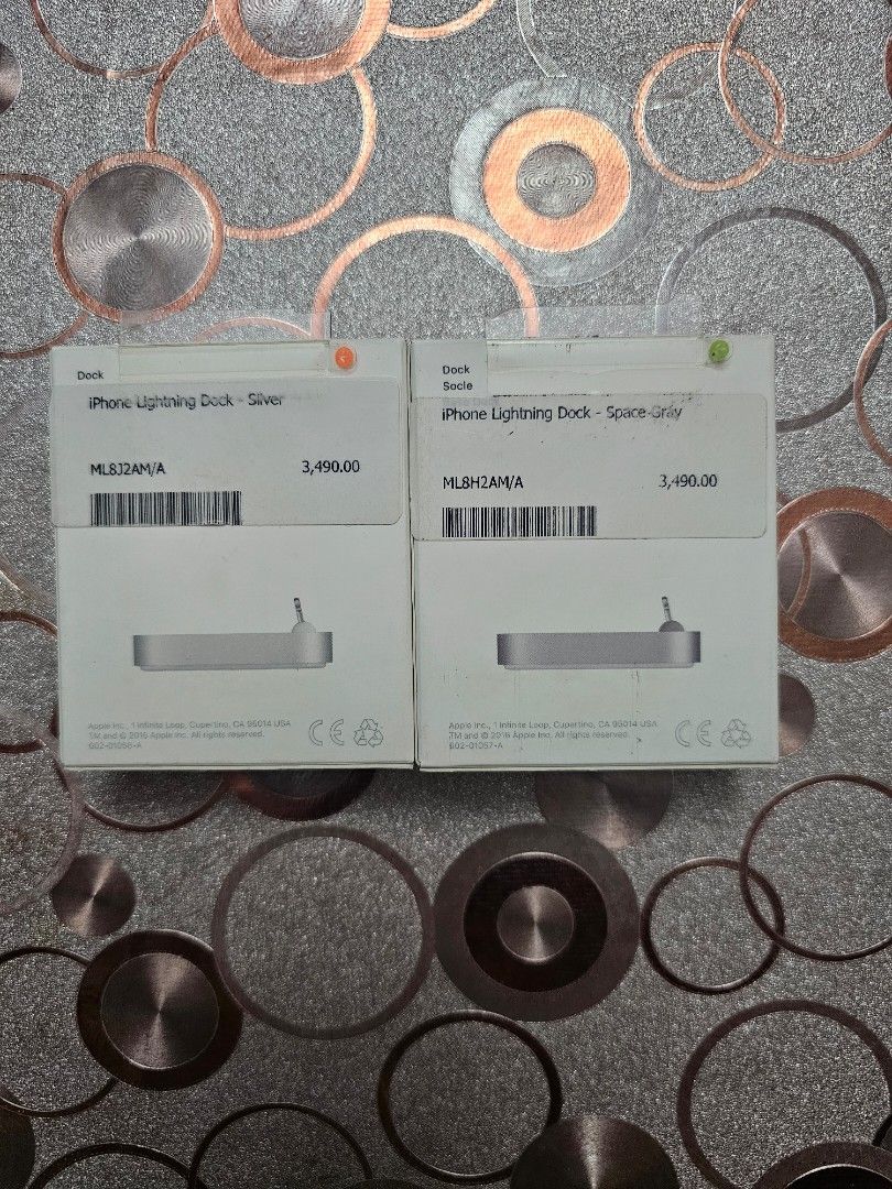 Apple lightning dock (Category: Chargers & Cables) located in Las Pinas. Submitted by jhered (Listing ID 1246306576, Image 2). Description: sale original brandnew sealed sale for 800 color space gray and silver las pinas area.