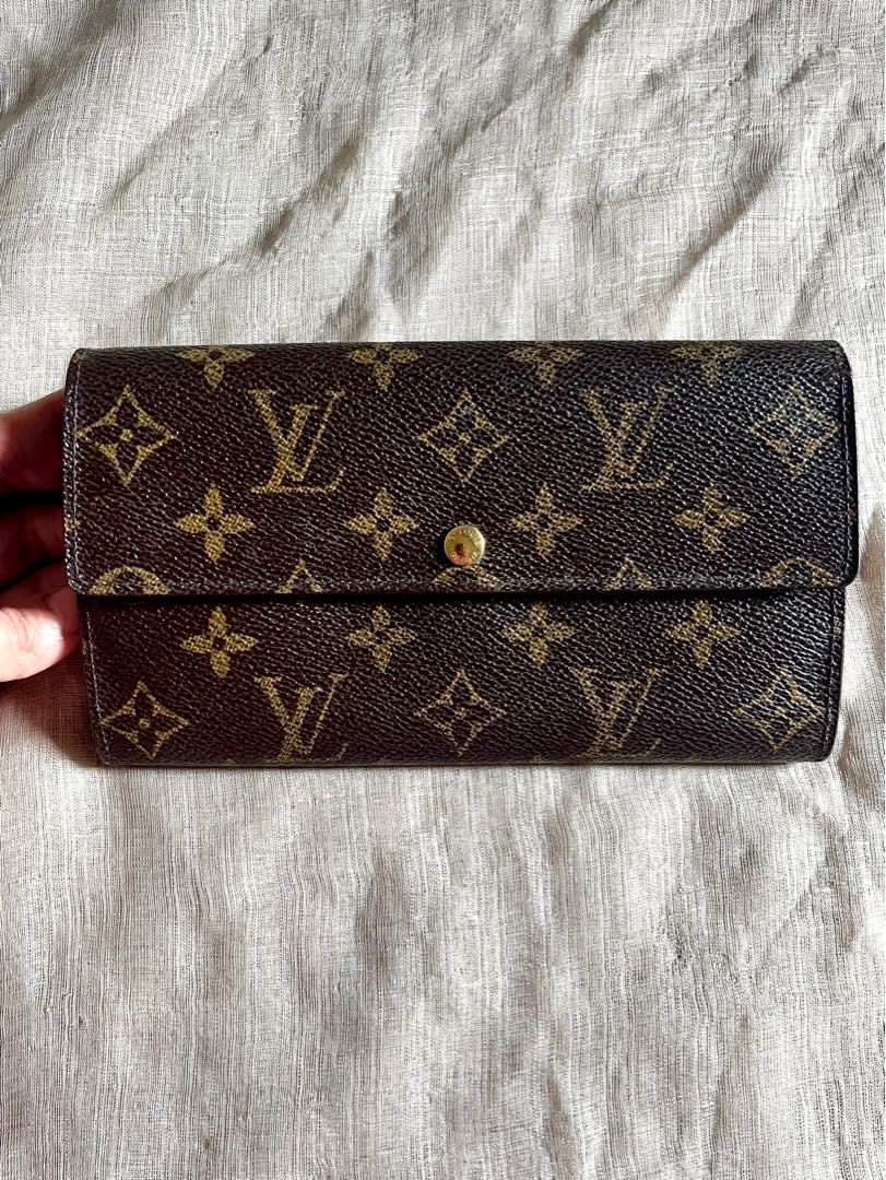 Authentic Louis Vuitton Sarah Wallet (Category: Luxury Bags & Wallets) located in Quezon City. Submitted by alllauthentic (Listing ID 1246287606, Image 3). Description: 100% Authentic Money back if proven fake CA0915 Inclusions: Box, Dust Bag With free sling chain.