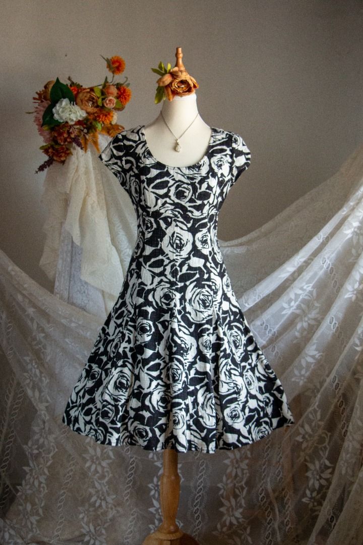 Black dress with white roses sale
