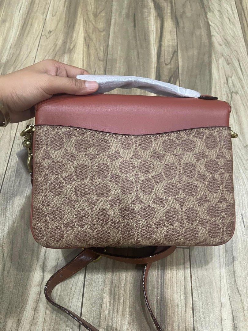 Cassie Crossbody (Category: Luxury Bags & Wallets) located in Rizal. Submitted by onlinedepotwholesale2nd (Listing ID 1246187490, Image 3). Description: Cassie crossbody Size: 25 x 4 x 18,5 Cm C8304 2300.