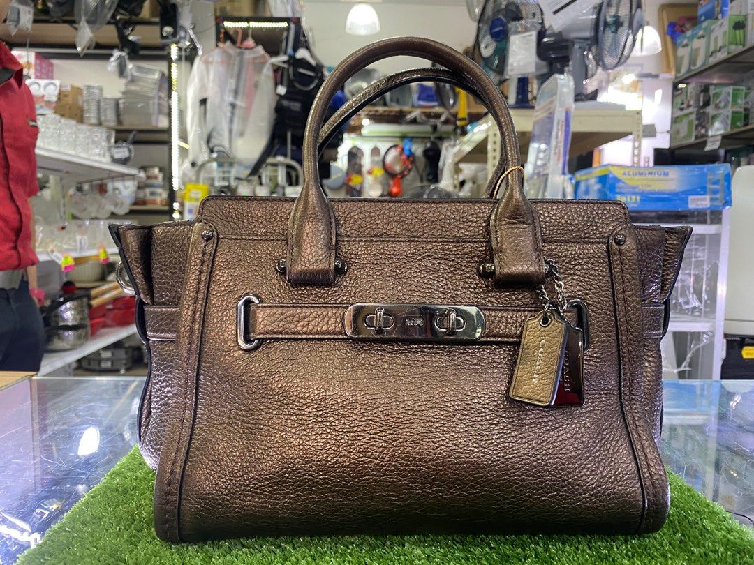 Coach swagger carryall shop in pebble leather