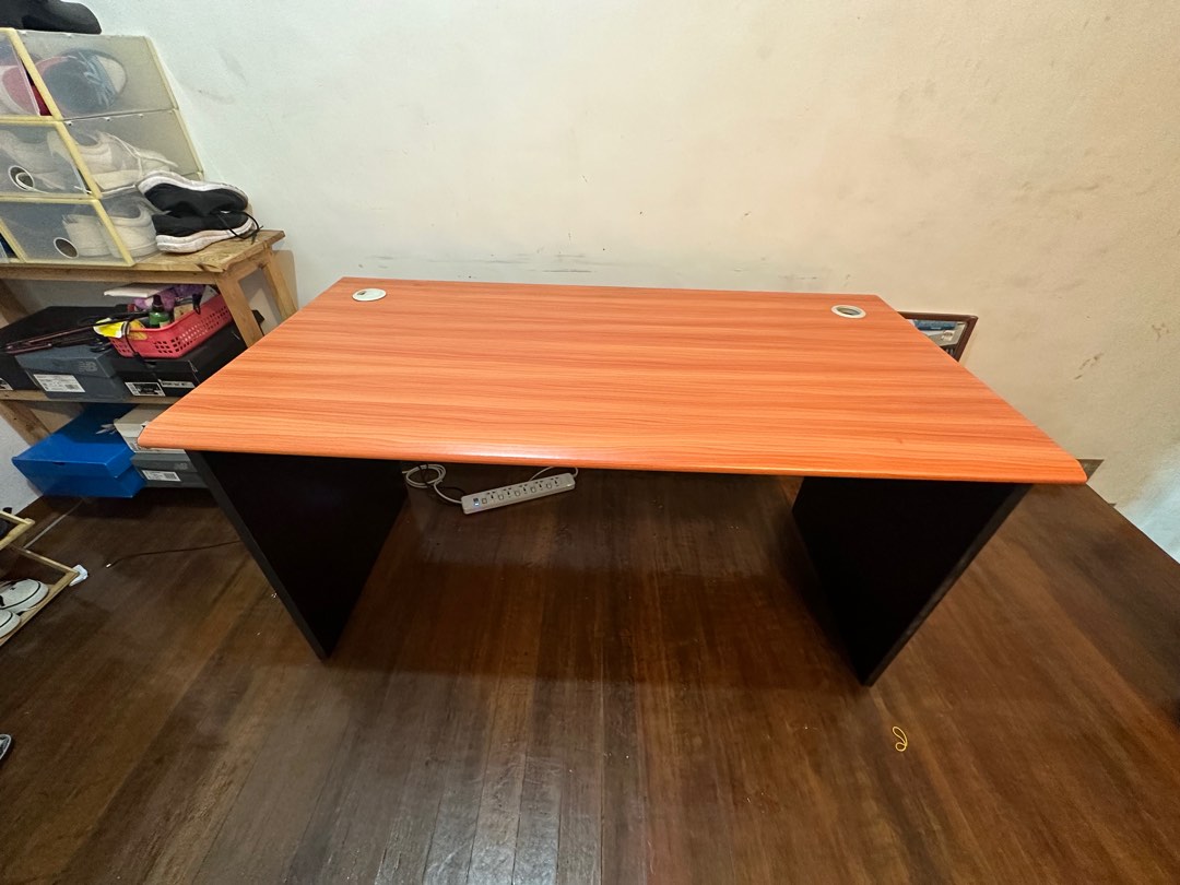 Computer office table on Carousell