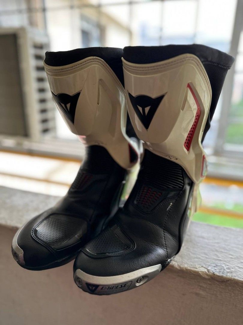 Torque d1 deals out air boots