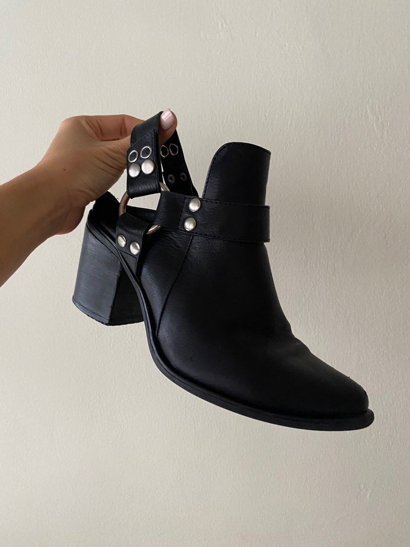 FELANCY (Category: Boots) located in Petaling Jaya. Submitted by everything4_sale (Listing ID 1246294301, Image 3). Description: Beli from another Carouseller tp terlalu besar for me 🥲🥲 Please give these boots a new home .