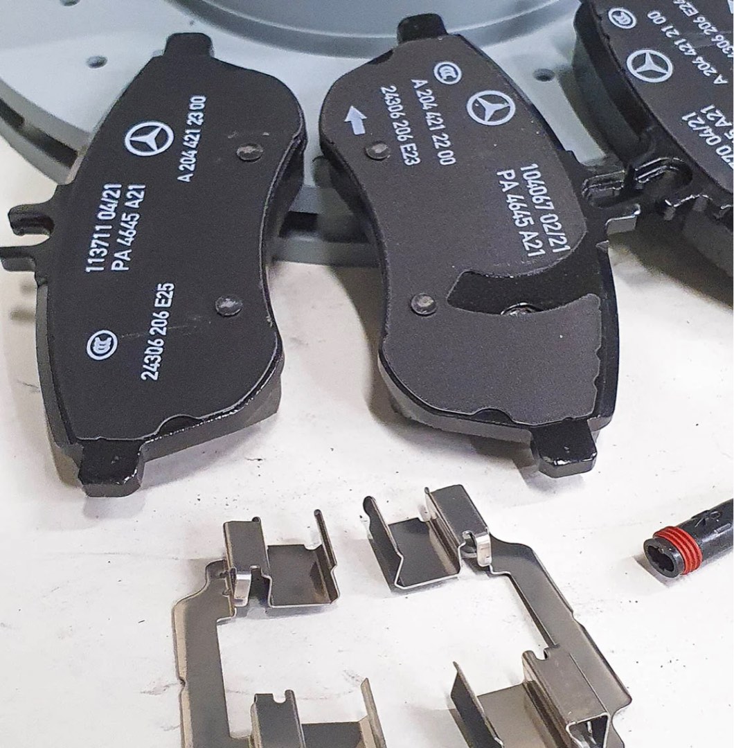 W204 brake hot sale pads