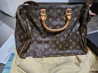 Negotiable CRAZY CLEARANCE SALE!!! Authentic LV Speedy 40 Monogram FREE  Twillly & SF, Luxury, Bags & Wallets on Carousell