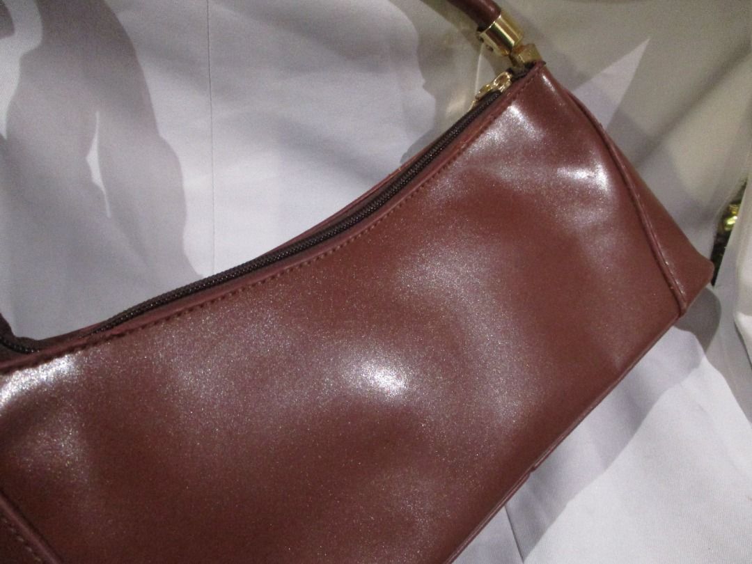 Maroon-ish Brown Shoulder Bag (Category: Luxury Bags & Wallets) located in Manila. Submitted by squeedler (Listing ID 1246332588, Image 2). Description: Pre-loved Bag.