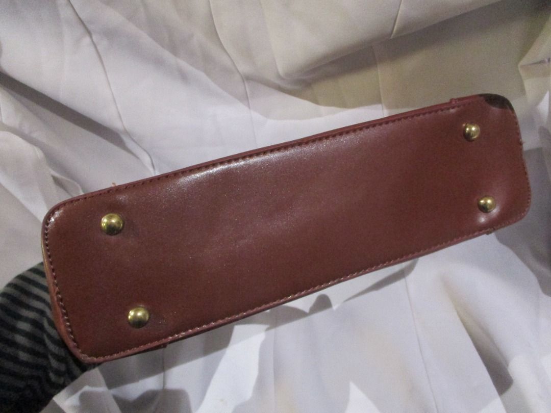 Maroon-ish Brown Shoulder Bag (Category: Luxury Bags & Wallets) located in Manila. Submitted by squeedler (Listing ID 1246332588, Image 3). Description: Pre-loved Bag.