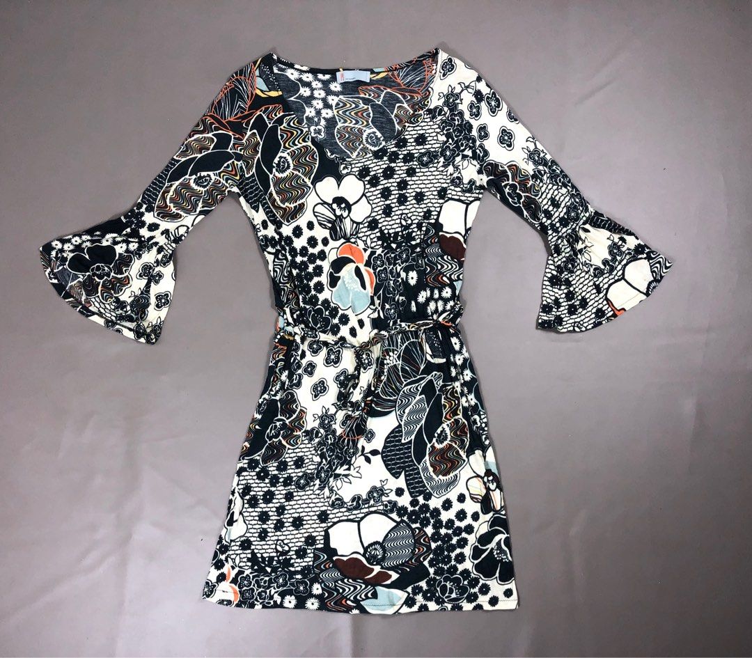 MISSONI FLORAL DRESS (Category: Dresses) located in Manila. Submitted by revise.ph_ (Listing ID 1246366999, Image 1). Description: MISSONI FLORAL DRESS Made in ITALY Tagged Size: 46 Dimensions Length:43 Width:23.3 Shoulder:21.5 Sleeve:21 No issue Price:2500 Free Shipping via JNT.