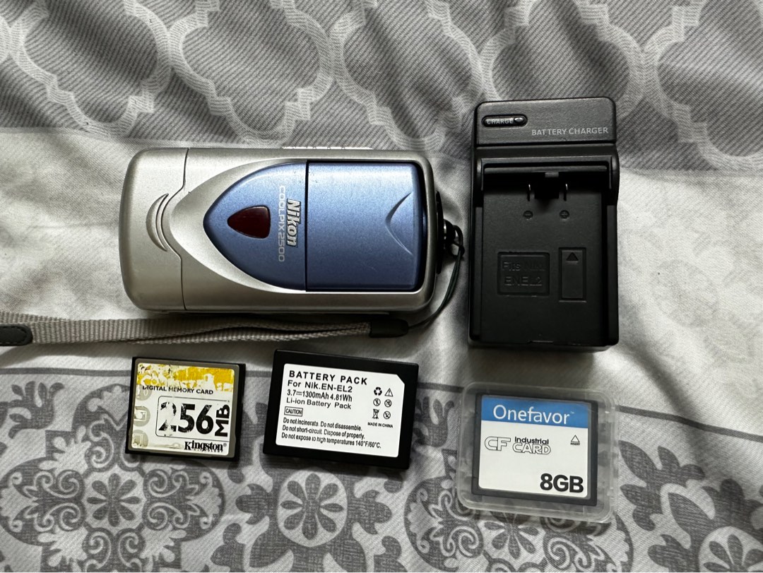 Nikon Coolpix 2500 Digital Camera CCD, Photography, Cameras on Carousell