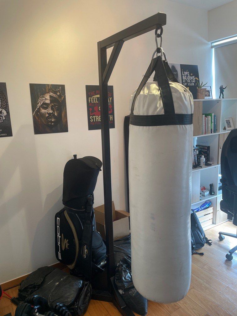 Official CruBox refurbished boxing bag and stand, Sports Equipment