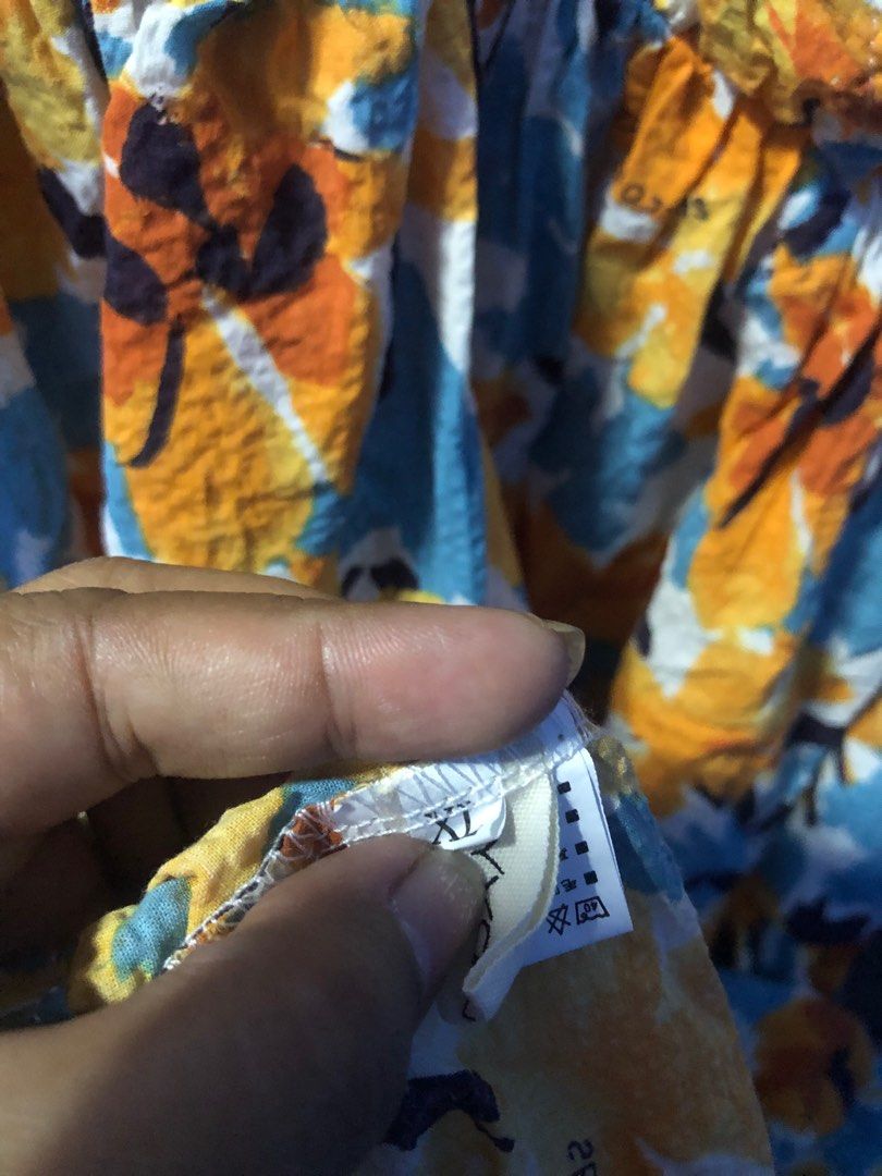 Printed Puffed sleeves maxi dress (Category: Dresses) located in Taguig. Submitted by brandedselection31 (Listing ID 1246250721, Image 3). Description: V neck Up to XL.
