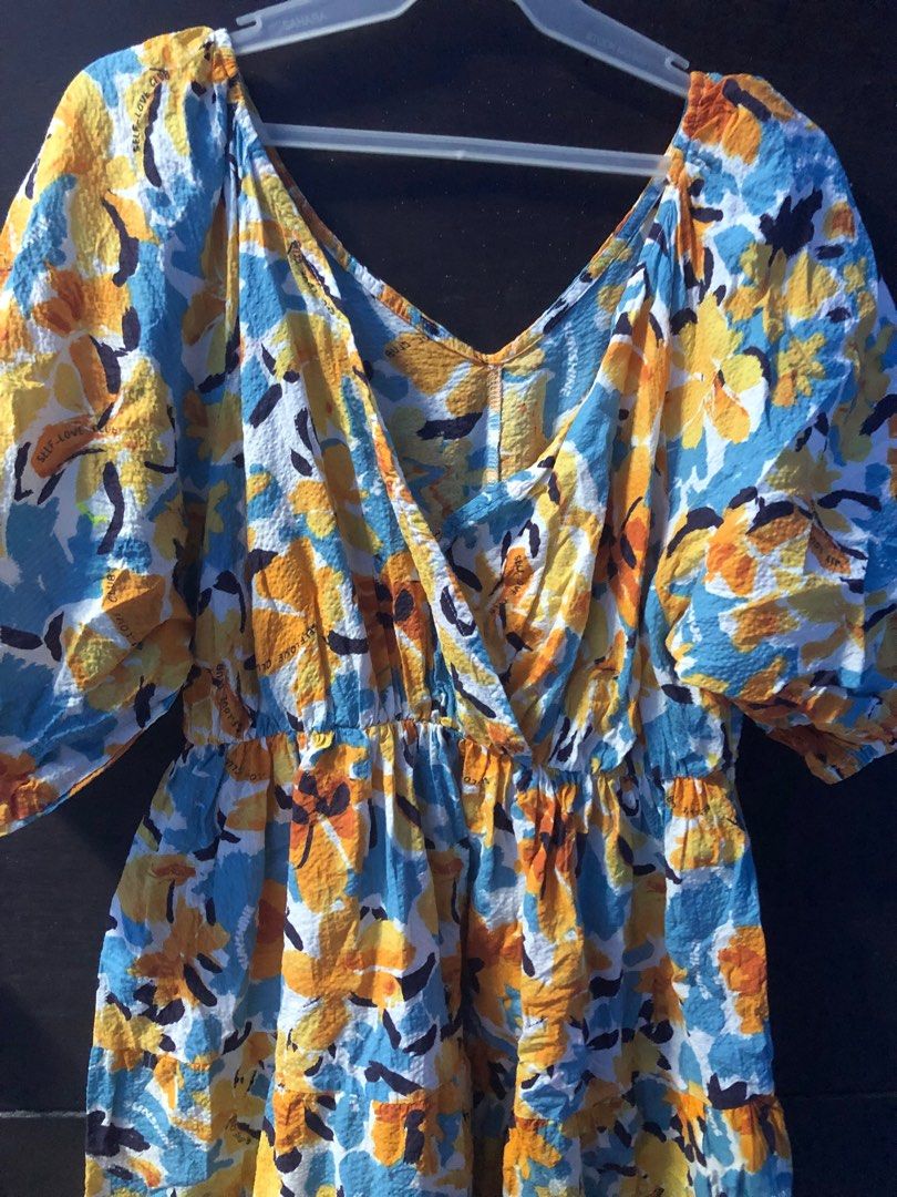Printed Puffed sleeves maxi dress (Category: Dresses) located in Taguig. Submitted by brandedselection31 (Listing ID 1246250721, Image 2). Description: V neck Up to XL.