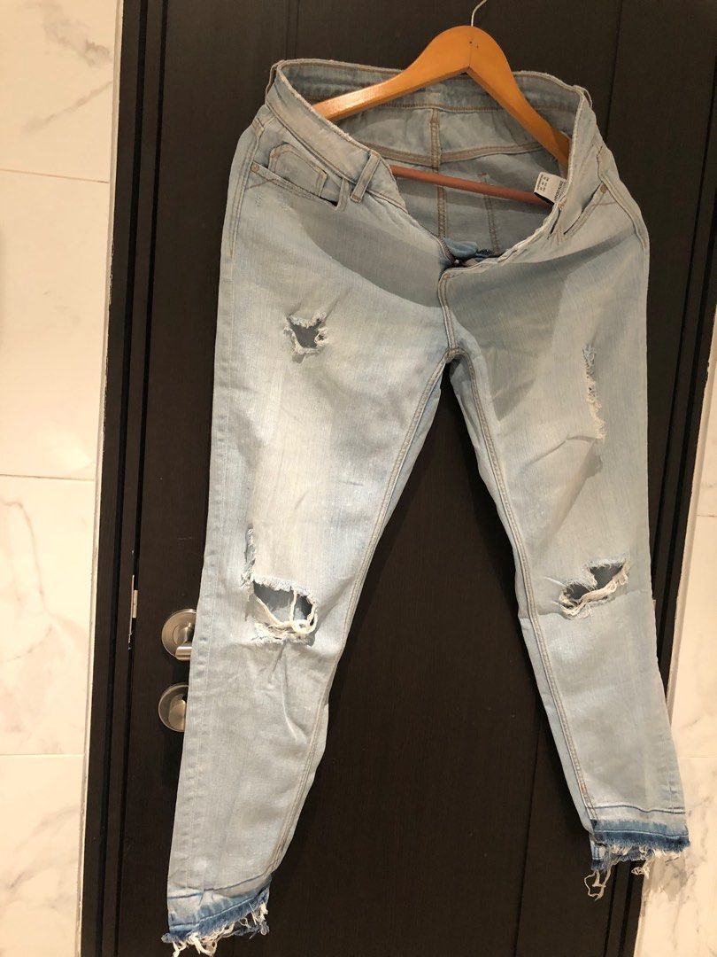 Ripped jeans (Category: Jeans) located in Quezon City. Submitted by sofiaaltheasuarez (Listing ID 1246313193, Image 1). Description: .