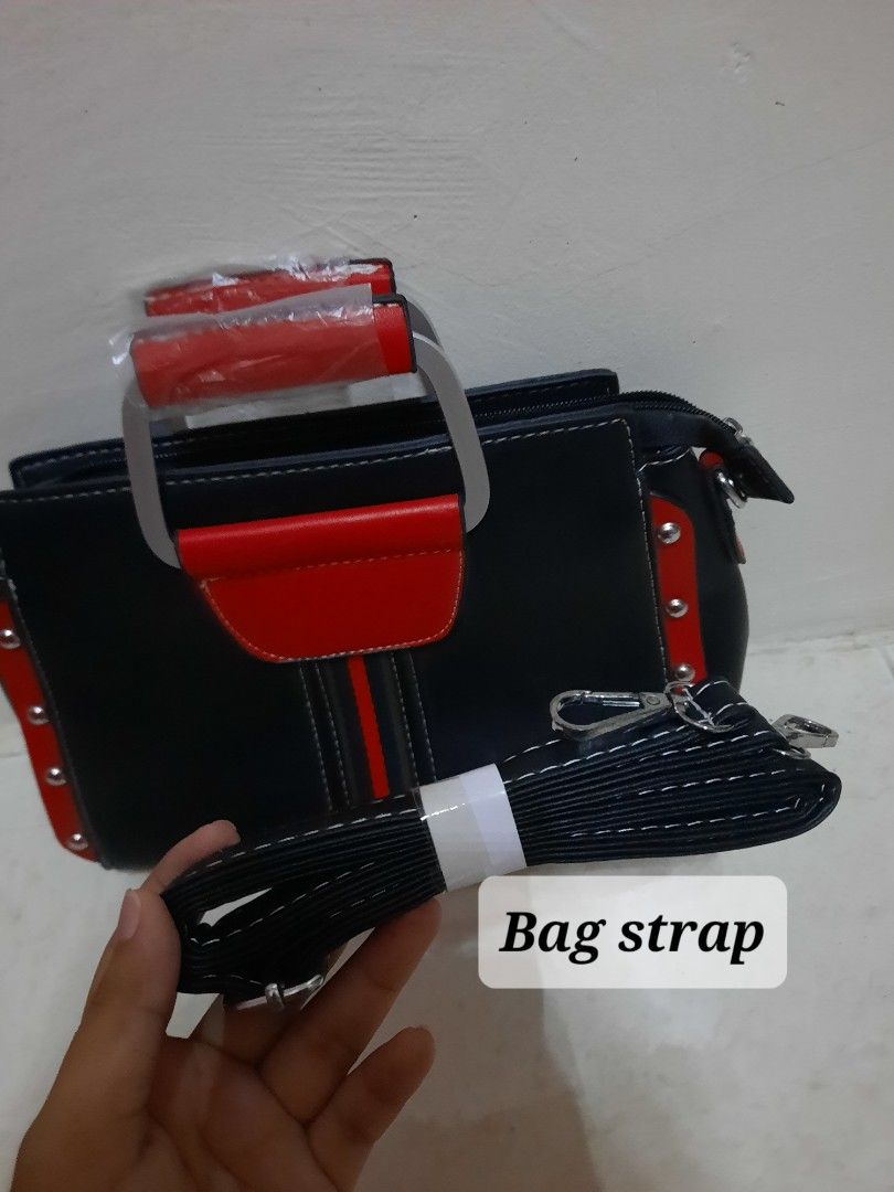 Shoulder Bag (Category: Shoulder Bags) located in Manila. Submitted by prelovedbyhya (Listing ID 1246278397, Image 3). Description: Never been used !! In a VERY GOOD CONDITION (NO DAMAGE).