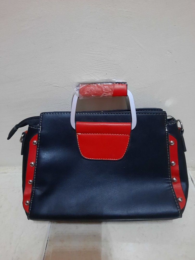 Shoulder Bag (Category: Shoulder Bags) located in Manila. Submitted by prelovedbyhya (Listing ID 1246278397, Image 2). Description: Never been used !! In a VERY GOOD CONDITION (NO DAMAGE).