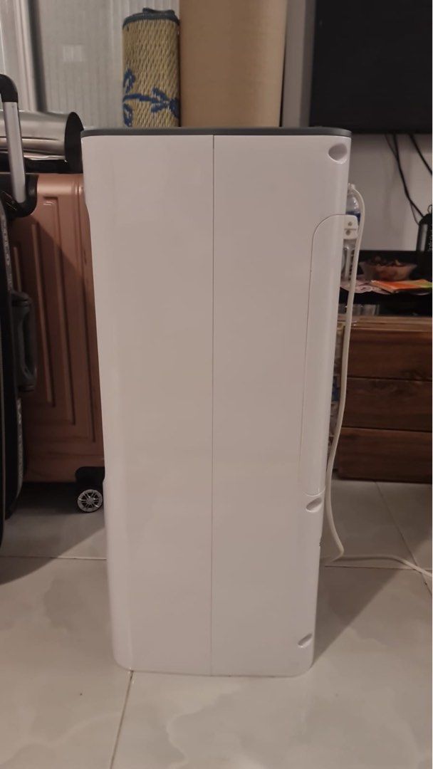 Sona Air Cooler (Category: Air Conditioners & Heating) located in Singapore. Submitted by imranpzi (Listing ID 1246352621, Image 4). Description: Wheels , Remote control and Ice bricks included ..