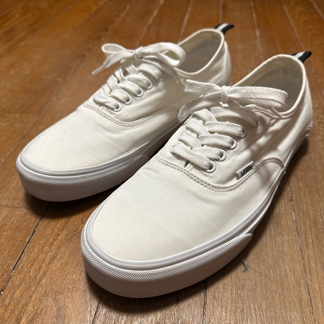 Vans White Classic, Men's Fashion, Footwear, Sneakers on Carousell