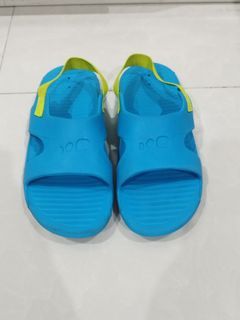 VGUC Decathlon Nabaiji pool sandals US 2-2.5