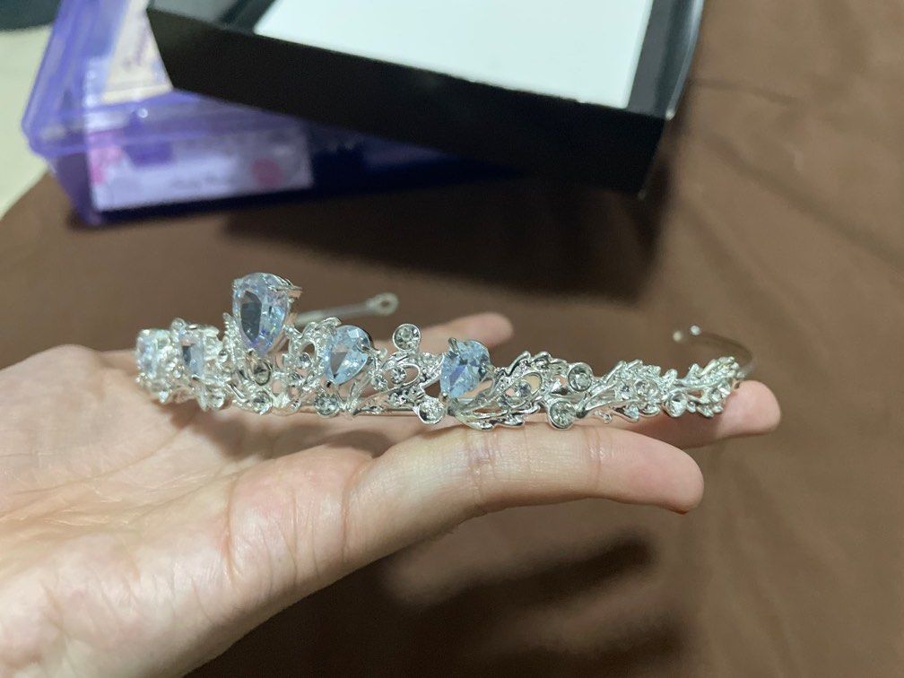 wedding tiara✨ (Category: Other Accessories) located in Singapore. Submitted by kiteky (Listing ID 1246292249, Image 3). Description: ▪️brand new ▪️bought 2 but didn’t use this for my wedding ▪️still in good condition ▪️*used flash for the last pic.