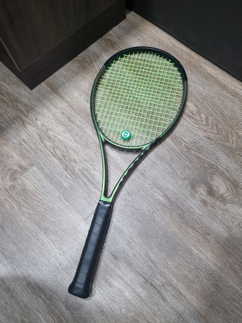Wilson blade 98 v8 18x20, Sports Equipment, Sports & Games, Racket