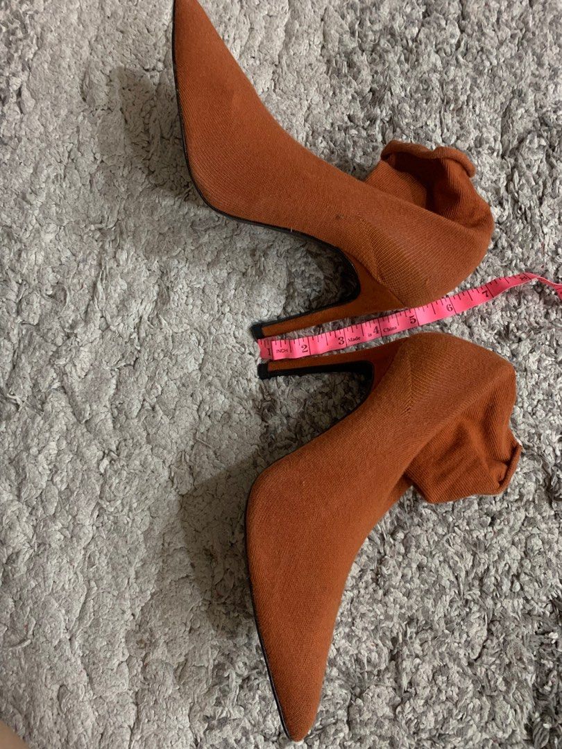 Zara Basic Size 36 (Category: Heels) located in Kuala Lumpur. Submitted by celinelye (Listing ID 1246291617, Image 2). Description: Good condition Postage RM 7.
