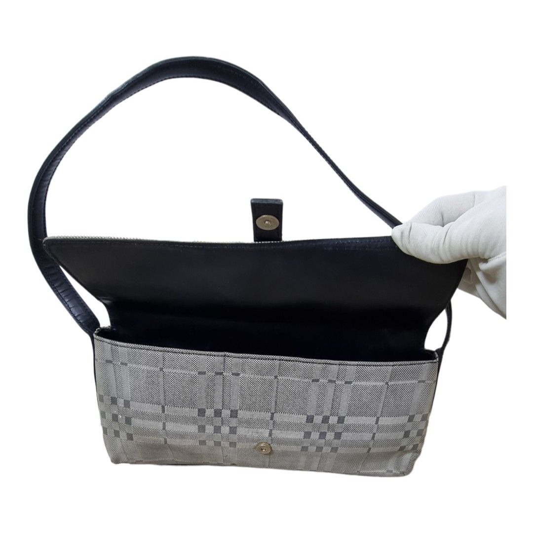 authentic burberry buguette (Category: Luxury Bags & Wallets) located in Quezon City. Submitted by manerarestorationservices (Listing ID 1202749740, Image 2). Description: Money back Guarantee 💯% Guaranteed authentic *Brand: BURBERRY Baguette bag *Materials: canvas RARE *Color: gray black *Size: small *Condition: 8.5/10 -Used * Inclusions: dustbag only Rank review by the criterion of our shop about the products condition and level. 10 : Brand-ne