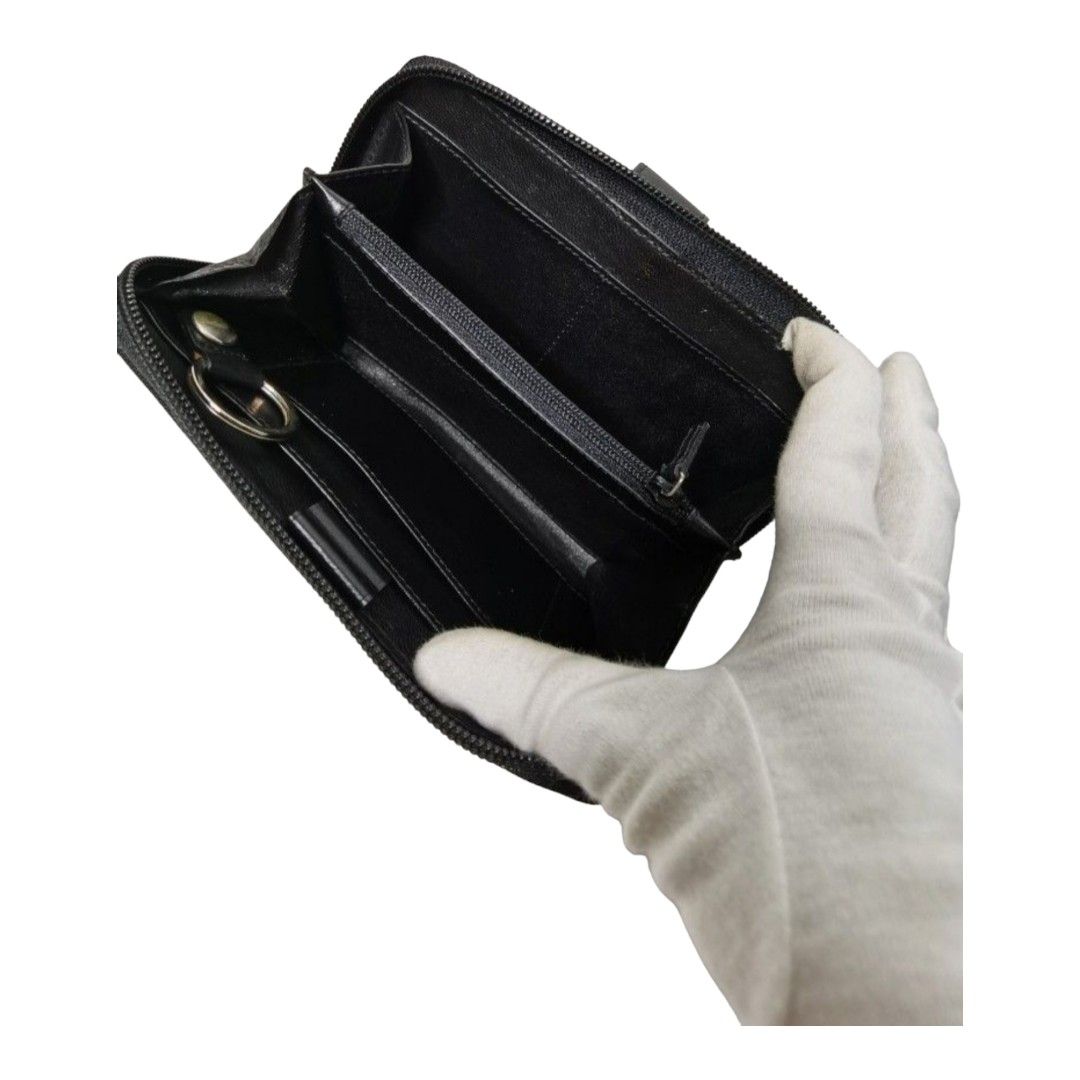 Authentic Gucci agende mm (Category: Luxury Bags & Wallets) located in Quezon City. Submitted by manerarestorationservices (Listing ID 1208576938, Image 2). Description: SALE SALE SALE❗❗❗ 💯% Gauranteed authentic GUCCI MM agenda *Color: black silver HW *Size: medium *Condition: 8/10 never been spa -Used * Inclusions: agenda only Rank review by the criterion of our shop about the products condition and level. 10 : Brand-new or New with tag 9 : Lik