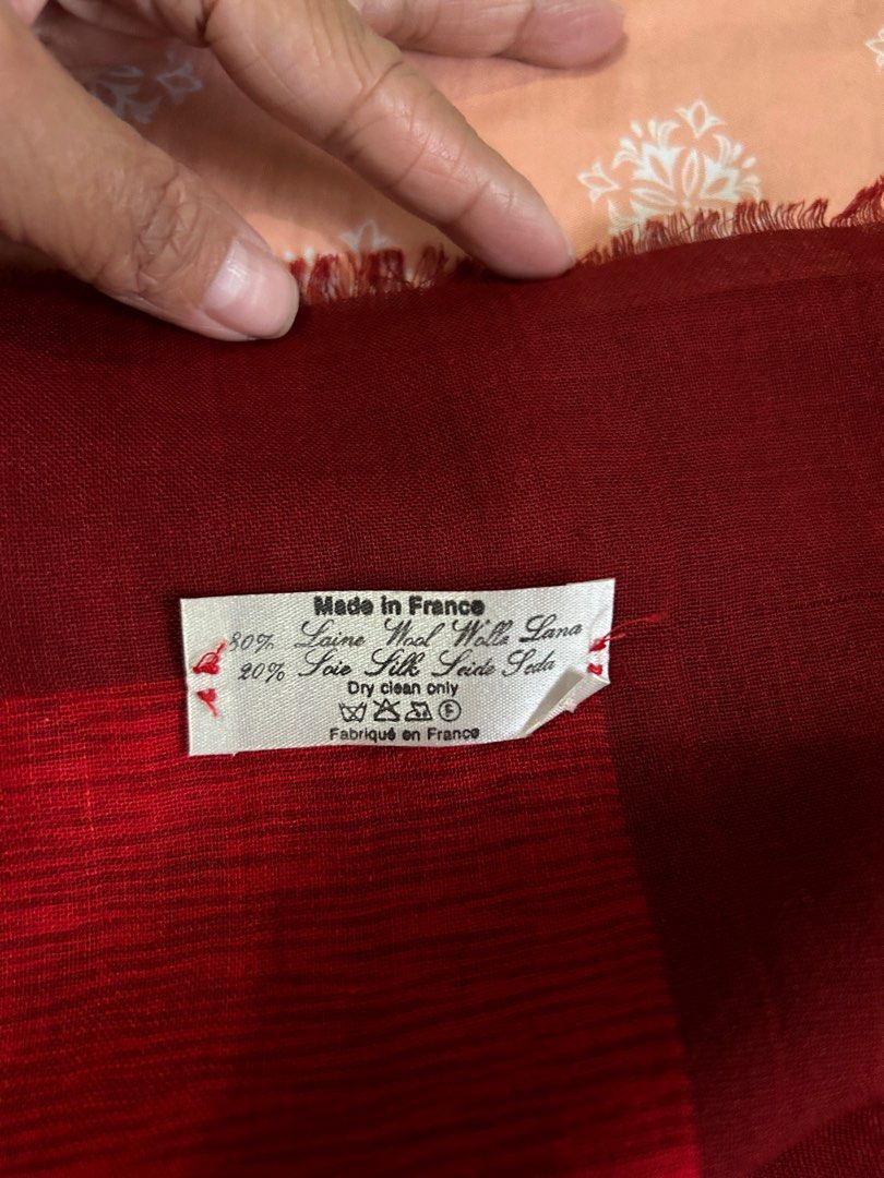 Authentic Louis Vuitton Shawl (Category: Luxury Accessories) located in Dinalupihan. Submitted by hydzsalva (Listing ID 1241102277, Image 3). Description: guaranteed authentic or money back box inclusion.