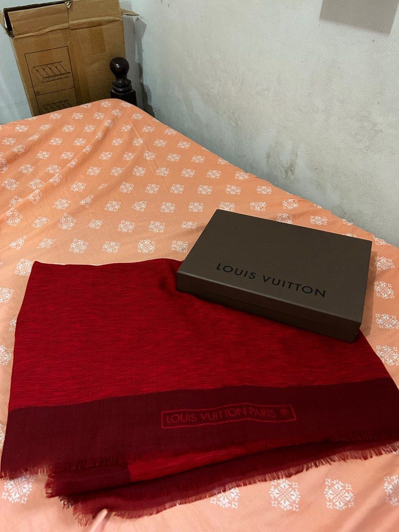 Authentic Louis Vuitton Shawl (Category: Luxury Accessories) located in Dinalupihan. Submitted by hydzsalva (Listing ID 1241102277, Image 1). Description: guaranteed authentic or money back box inclusion.