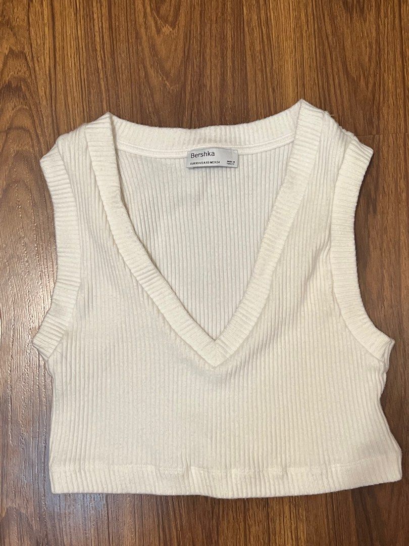 Bershka Cropped Vest (Category: Blouses) located in Taytay. Submitted by ac.declutters (Listing ID 1241144187, Image 3). Description: .