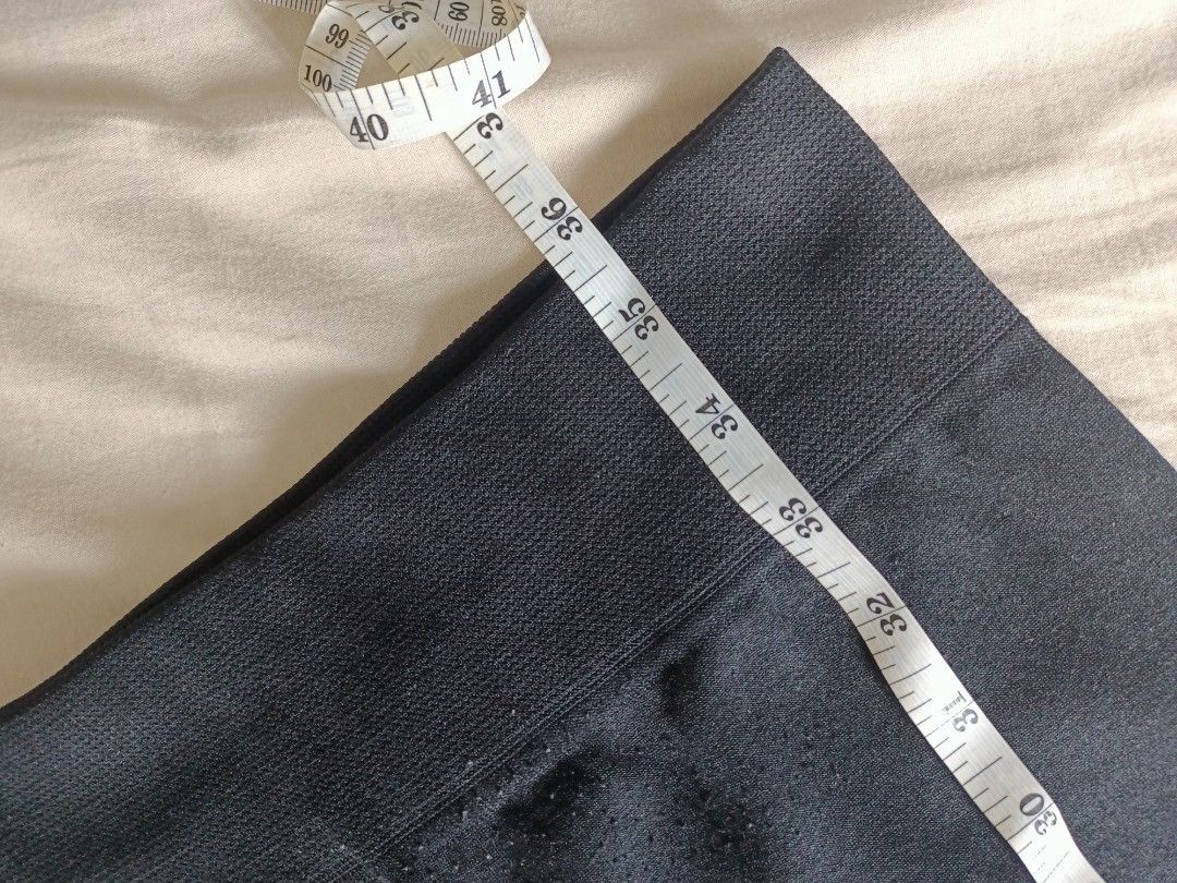 Black leggings (Category: Activewear) located in Manila. Submitted by declutterwithiska (Listing ID 1241128551, Image 3). Description: .