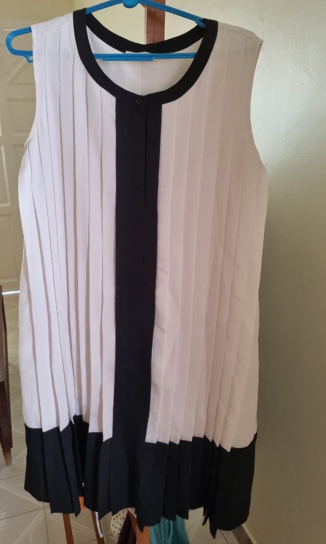 Calvin Klein pleated black and white dress, Women's Fashion, Dresses &  Sets, Dresses on Carousell