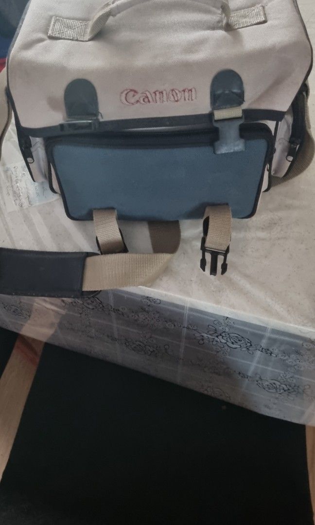 Camera (Category: Cameras) located in Singapore. Submitted by mathan090909 (Listing ID 1241055649, Image 3). Description: old camera.