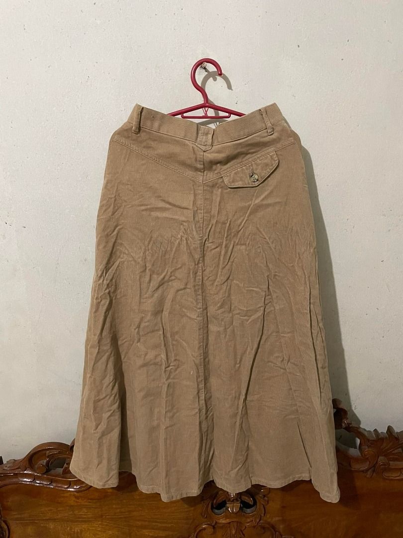 Cecilene Corduroy Maxi Skirt (Category: Skirts) located in Quezon City. Submitted by matchakei (Listing ID 1241037909, Image 2). Description: Brown Corduroy Maxi Skirt - fits XS - good condition - does not have any stains Flat Measurement - L: 79 cm or 31.10" - W: 31.4 cm or 12.36" .