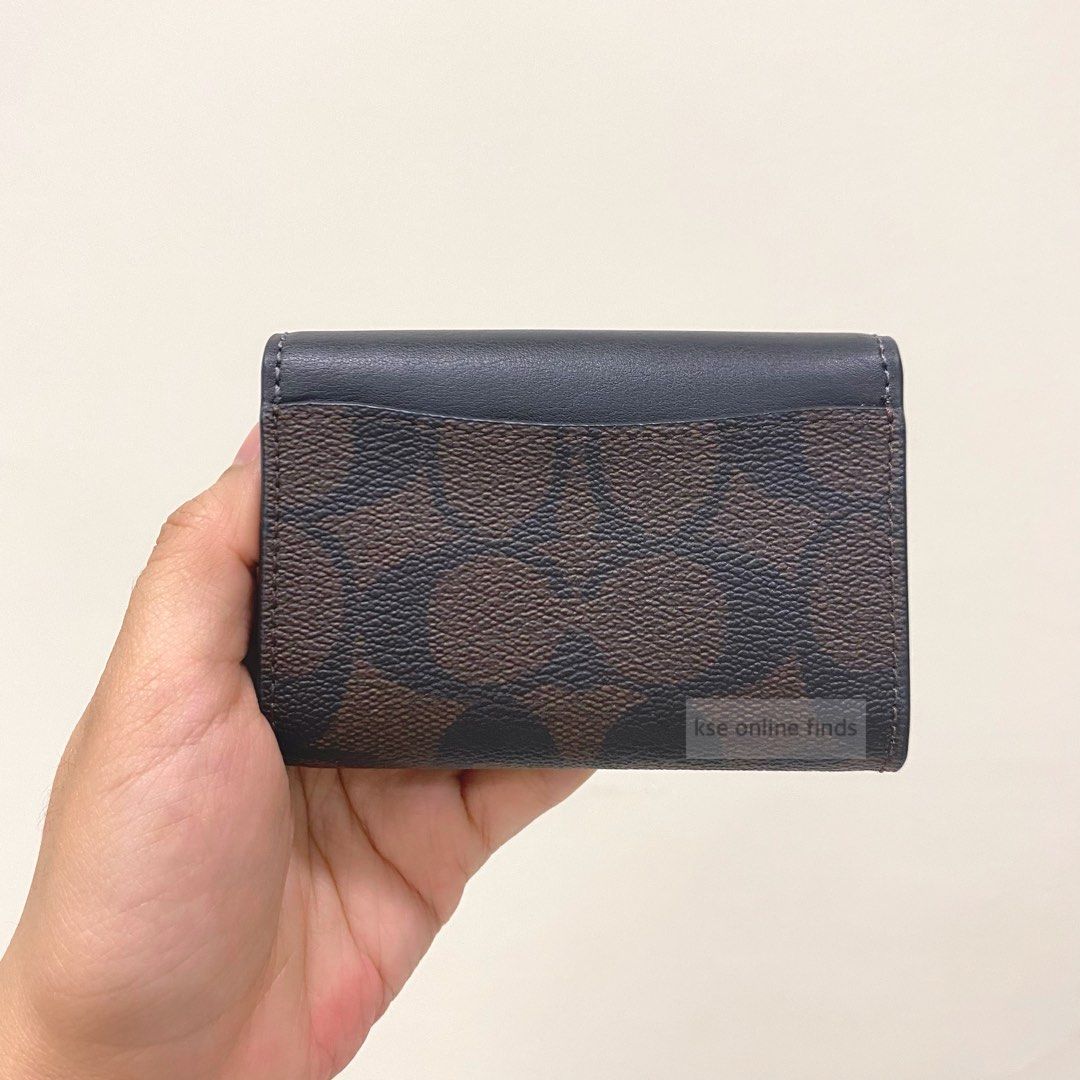 COACH Flap Card Case in Brown Black (Category: Luxury Bags & Wallets) located in Pasig City. Submitted by kseauthenticfinds (Listing ID 1226910421, Image 2). Description: COACH Flap Card Case in Brown Black 🇨🇦 Inclusion/s: tag and care card Pasig on hand Disclaimer‼️ KSE Online Finds is not associated or affiliated with any brand mentioned. All copyrights reserved to the original brand holders..