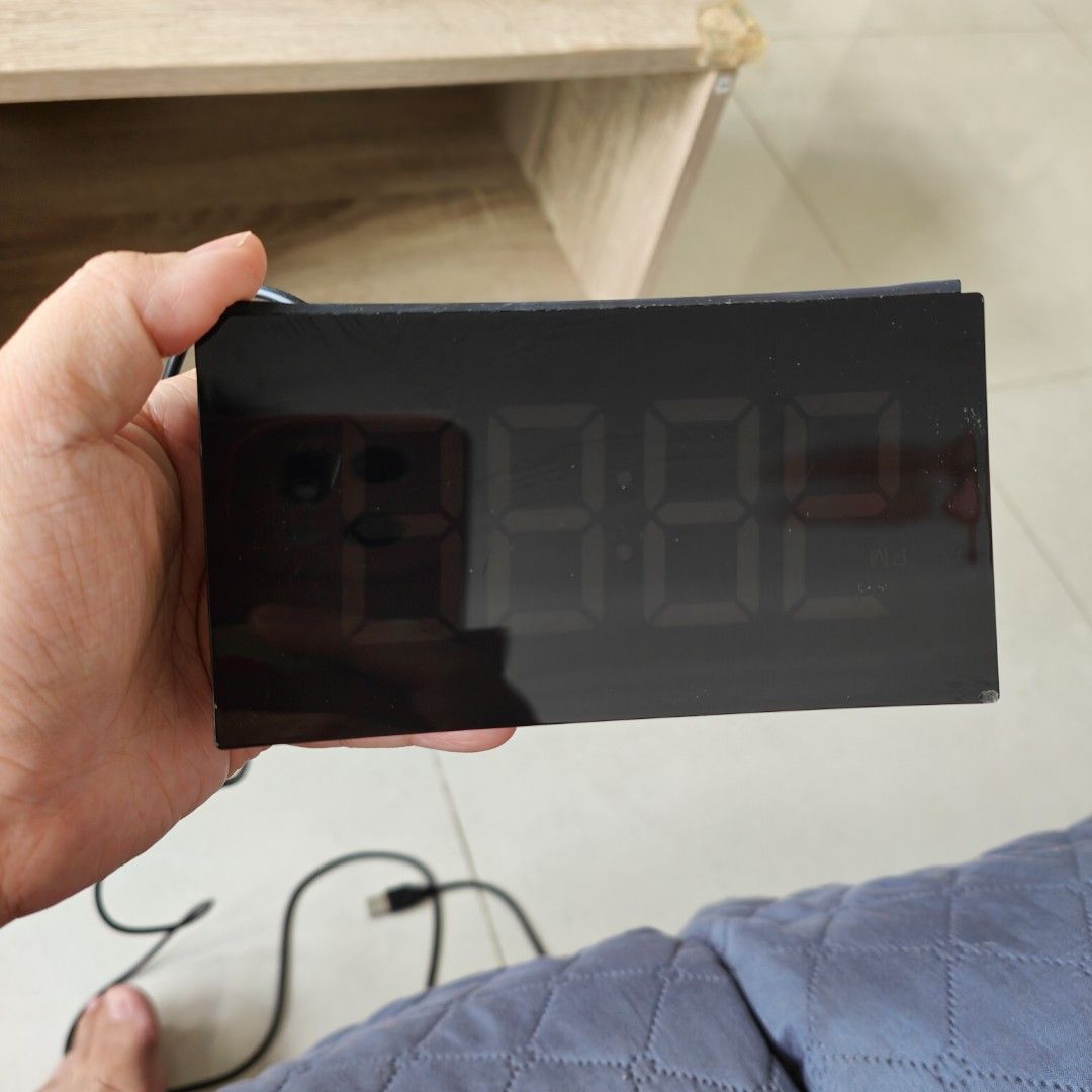 Digital clock (Category: Clocks) located in Singapore. Submitted by jenpanda (Listing ID 1241063273, Image 1). Description: Self collect or arrange mailing. Box I throw it away. Simple and nice shape to be on ur bed side..
