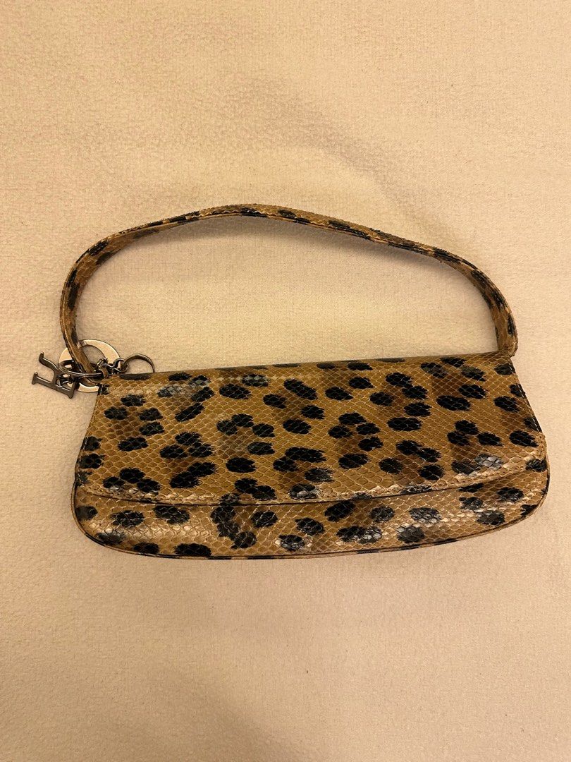 Dior shoulder bag python （分類：手袋及銀包）位於 Hong Kong。 由 cathylui0221 提交（商品編號 1241144218，圖片 1）。簡介： Dior python leopard print shoulder bag Very good condition 。
