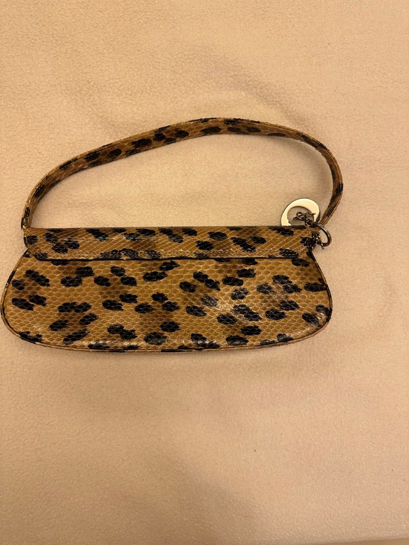 Dior shoulder bag python （分類：手袋及銀包）位於 Hong Kong。 由 cathylui0221 提交（商品編號 1241144218，圖片 2）。簡介： Dior python leopard print shoulder bag Very good condition 。