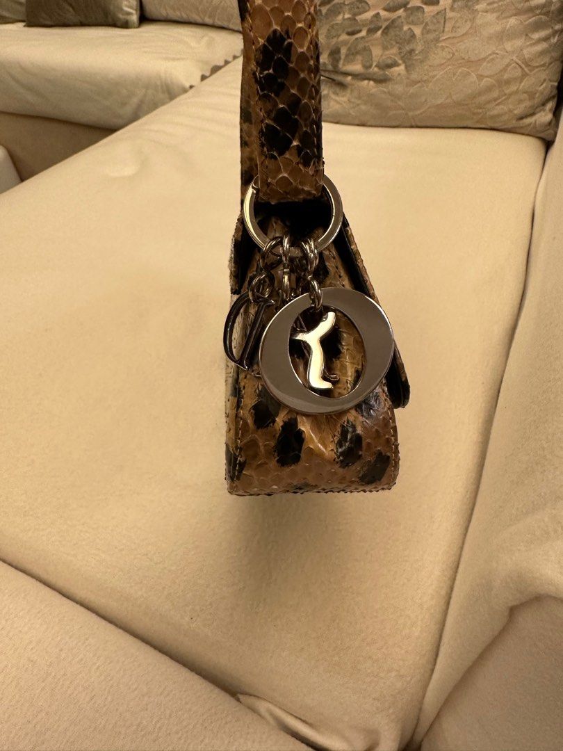 Dior shoulder bag python （分類：手袋及銀包）位於 Hong Kong。 由 cathylui0221 提交（商品編號 1241144218，圖片 3）。簡介： Dior python leopard print shoulder bag Very good condition 。