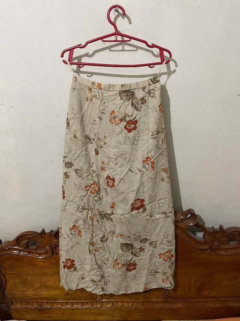 Floral Vintage Maxi Skirt (Category: Skirts) located in Quezon City. Submitted by matchakei (Listing ID 1241037255, Image 1). Description: Floral Vintage Maxi Skirt - fits XS; perfect fit for me with my 24-inch waist - good condition - does not have any stains - ankle length (model height: 5'0") Flat Measurement - L: 83.5 cm or 32.8" - W: 29 cm or 11.41" .