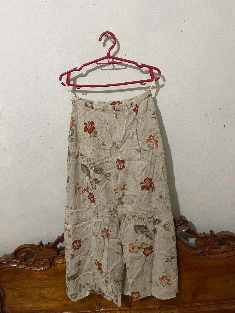 Floral Vintage Maxi Skirt (Category: Skirts) located in Quezon City. Submitted by matchakei (Listing ID 1241037255, Image 2). Description: Floral Vintage Maxi Skirt - fits XS; perfect fit for me with my 24-inch waist - good condition - does not have any stains - ankle length (model height: 5'0") Flat Measurement - L: 83.5 cm or 32.8" - W: 29 cm or 11.41" .