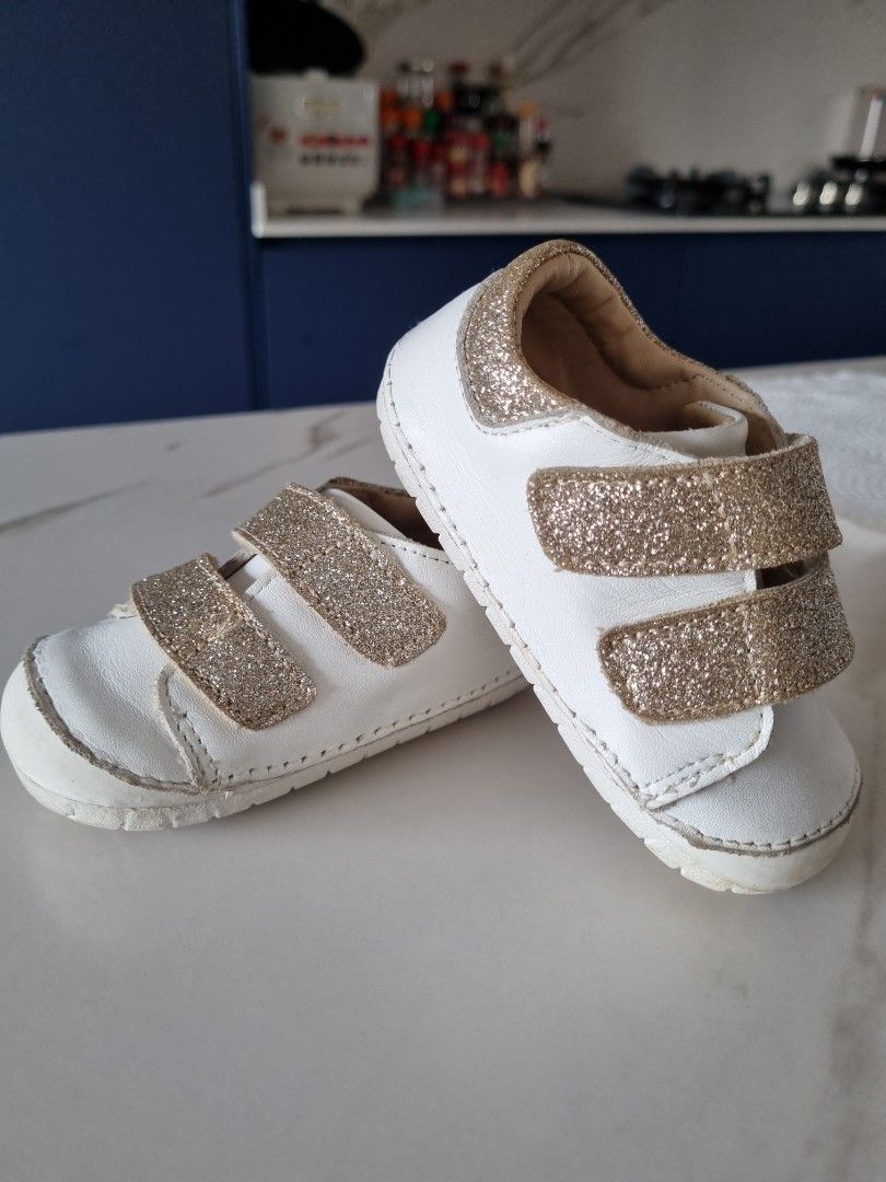 Little feet walk the cheap earth shoes