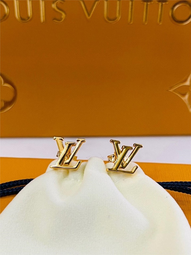 Louis Vuitton LV Clover Earrings S925, Women's Fashion, Jewelry &  Organisers, Earrings on Carousell