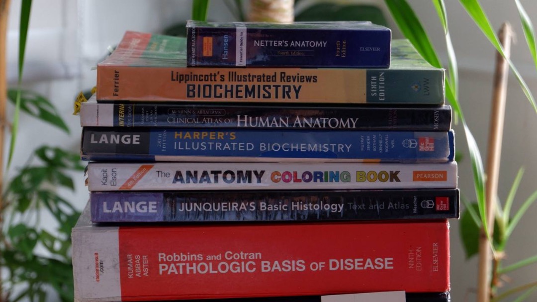 MED SCHOOL BOOKS, Hobbies & Toys, Books & Magazines, Textbooks on Carousell
