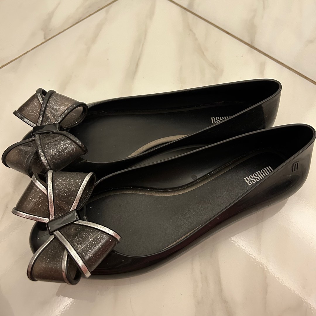 Melissa flat shoes ASLI bukan PALSU. Wangi hilang warna dibagian pita kaki kanan. Fesyen Wanita Sepatu di Carousell